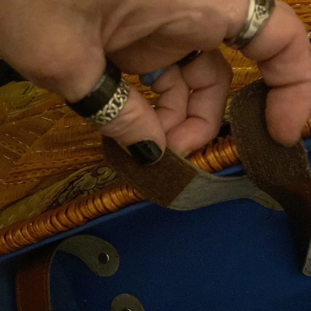 Grey Goose wine/bottle holder in leather & wicker. Great for romantic picnics! - Picture 6 of 8